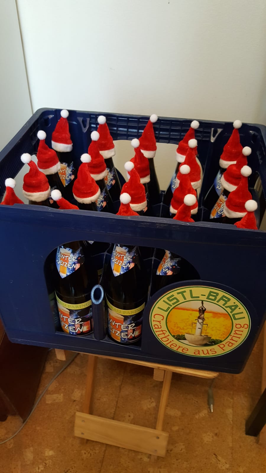 Winterweizen Kiste mit Weihnachtsmütze